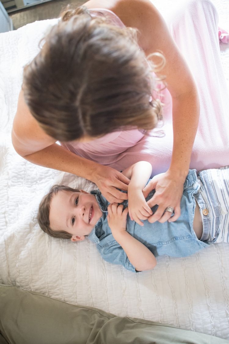 What to Wear for Family Pictures by Heather Brown at MyLifeWellLoved.com // #familyphotos #newbornphotos #style #fashion