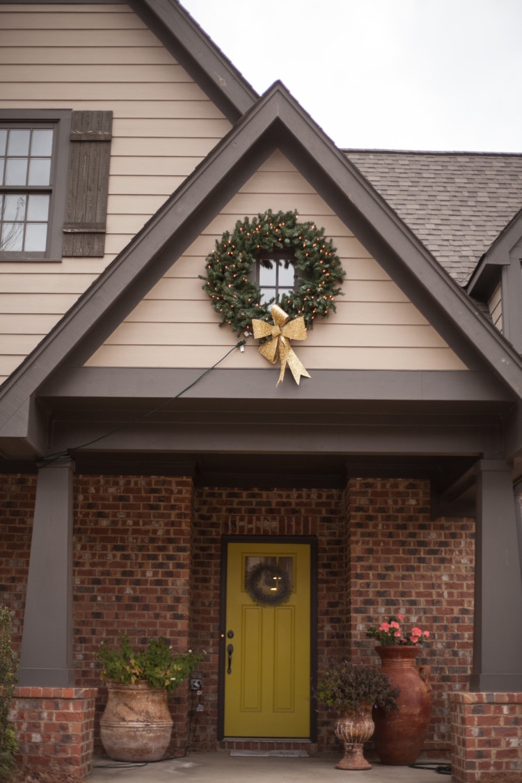 Outdoor Christmas Decor || Christmas Gift Wrap || Christmas Tree from lifestyle blogger Heather Brown of MyLifeWellLoved.com