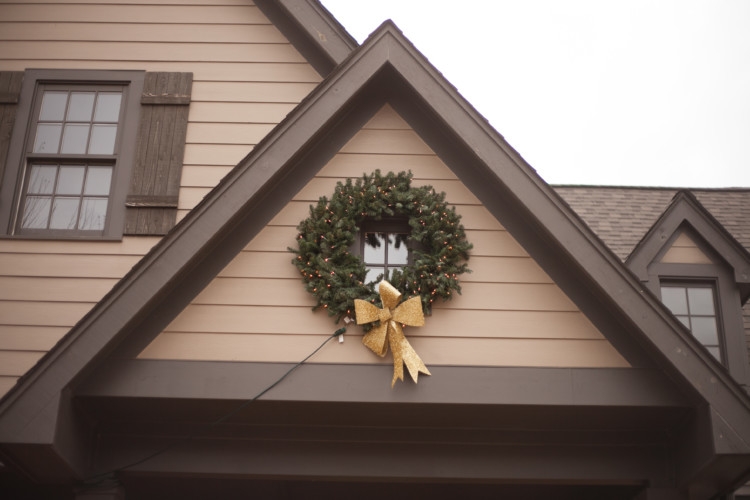 Outdoor Christmas Decor || Christmas Gift Wrap || Christmas Tree from lifestyle blogger Heather Brown of MyLifeWellLoved.com