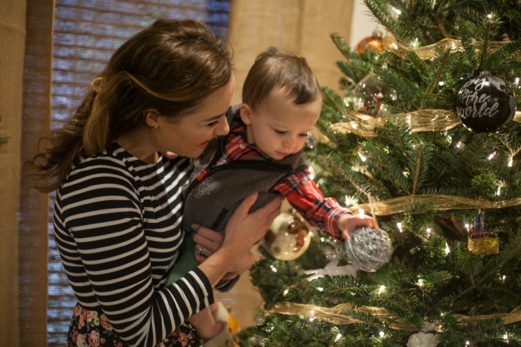 Christmas Mom and Baby Photos || Christmas Decor || Christmas Baby Photo Ideas || MyLifeWellLoved.com