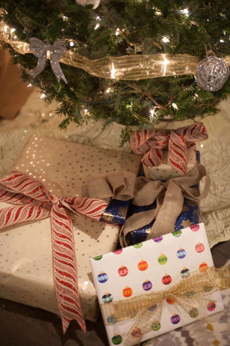 Christmas Gift Wrap Ideas || Holiday Gift Wrapping || Christmas Decorations from lifestyle blogger mylifewellloved.com // Black Friday 2017