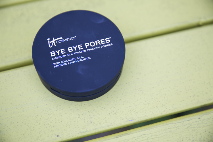 it cosmetics BYE BYE Pores: The best powder I've found for all day wear