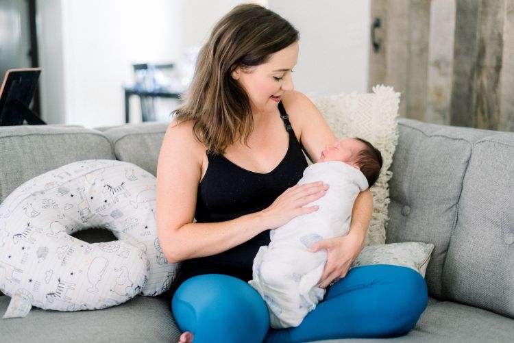 Hour by Hour Breakdown of What LIfe With a Newborn Looks Like by Heather at MyLifeWellLoved // #newborn #momlife #postpartum