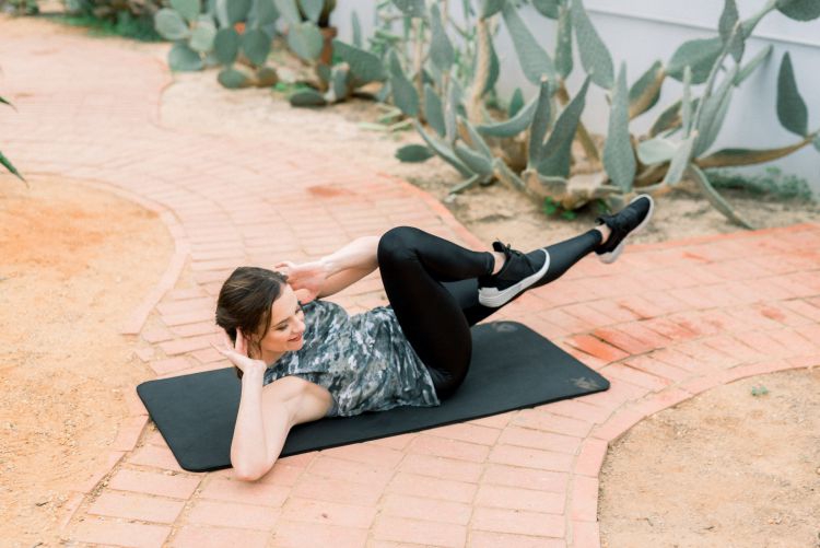 Health + fitness blogger, Heather Brown at My Life Well Loved shares her quick core challenge workout for tightening and strengthening abdominal muscles // #core #corechallenge #quickabworkout #diastasisrecti