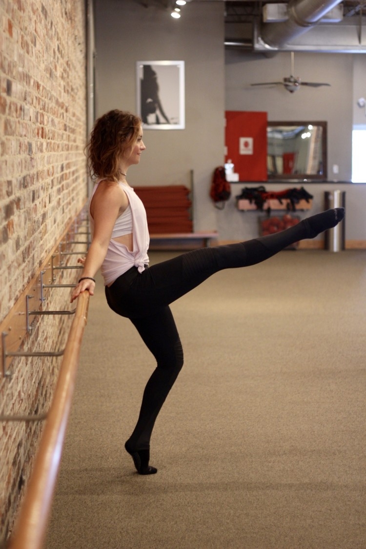 What is Barre? Extension in turnout in Pure Barre Tips from an instructor // Heather Brown from MyLifeWellLoved.com // Athleisure Clothes