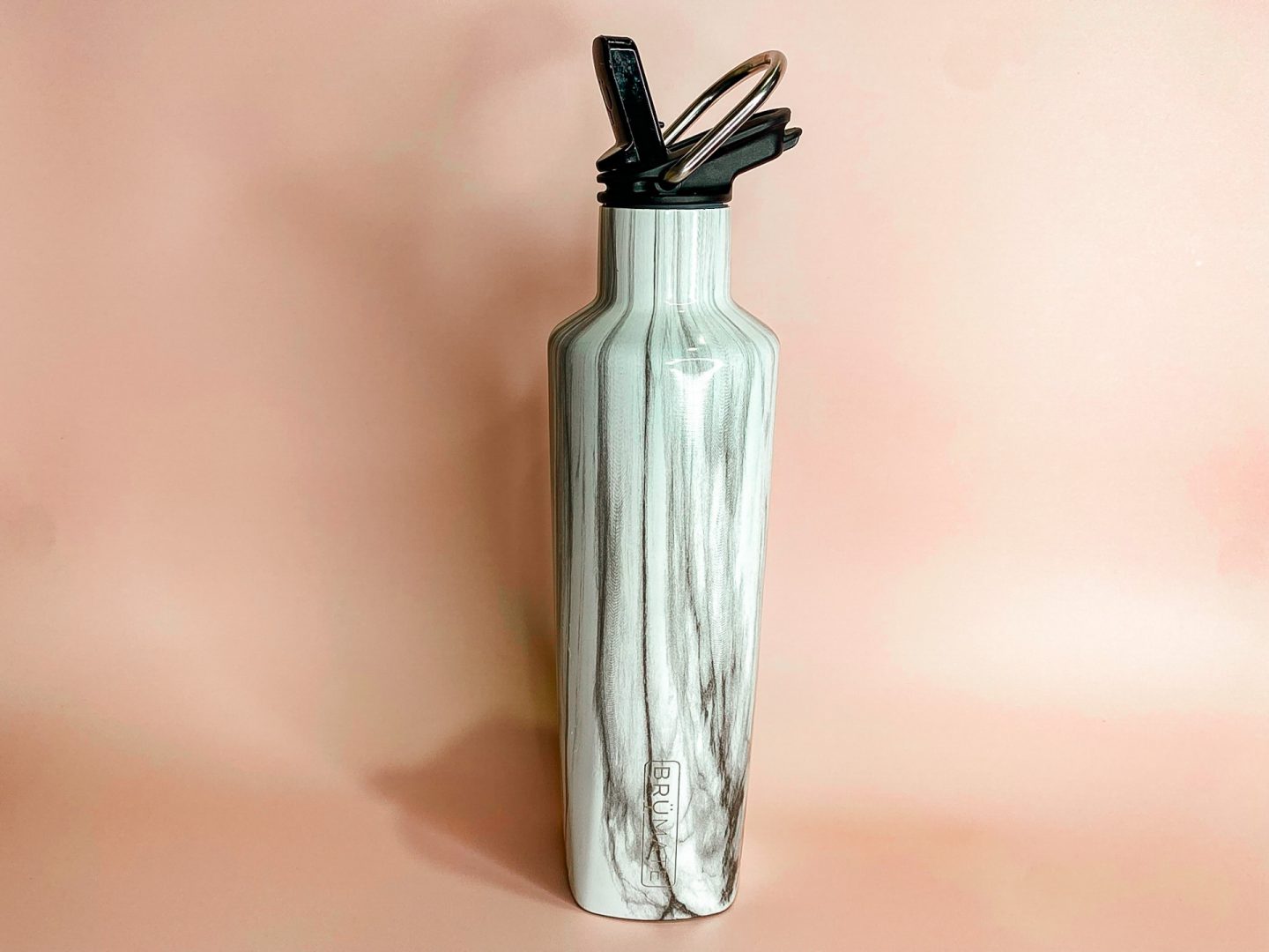 Mom + lifestyle blogger, My Life Well Loved, shares her top 10+ water bottles for moms! Click NOW to see and shop her favorites!