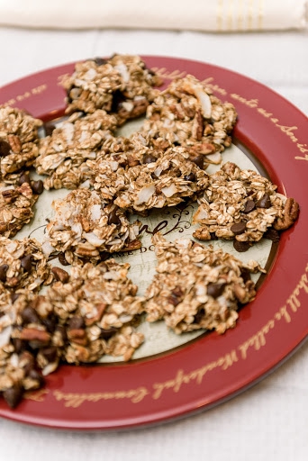 Lightened up oatmeal cinnamon cookie recipe that is perfect for Santa or Christmas with the convenience of Publix Deliver by My Life Well Loved // #cookierecipe #healthycookie #easycookie #Christmascookie