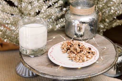 Lightened up oatmeal cinnamon cookie recipe that is perfect for Santa or Christmas with the convenience of Publix Deliver by My Life Well Loved // #cookierecipe #healthycookie #easycookie #Christmascookie